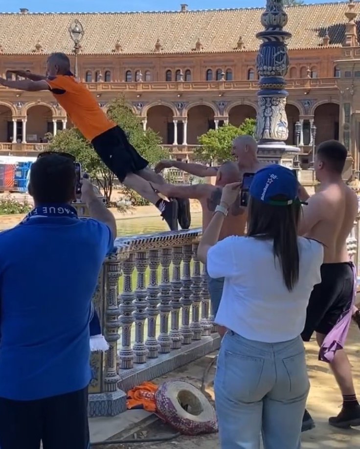 BonoBorrero's tweet photo. En estos momentos, los aficionados del @RangersFC han decidido sofocar el calor con un reconfortante baño en la Plaza de España.

Sevilla está siendo pisoteada, insultada y prostituida. Qué pensaría Aníbal Gonzalez... https://t.co/2oYSKxFFUo