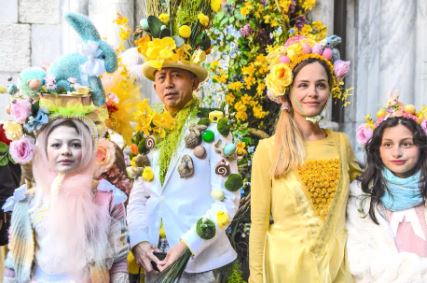 thehatwalk's tweet photo. "There are so many great ideas in the world, but the world is measured by great executions."
- Whitney Headen

And this family executed it very well with their Easter-themed outfits and hat creations for this event! Wow.
#Easter #EasterBonnetParade #NewYork #Festival #Colors https://t.co/xnAOTGJJg8
