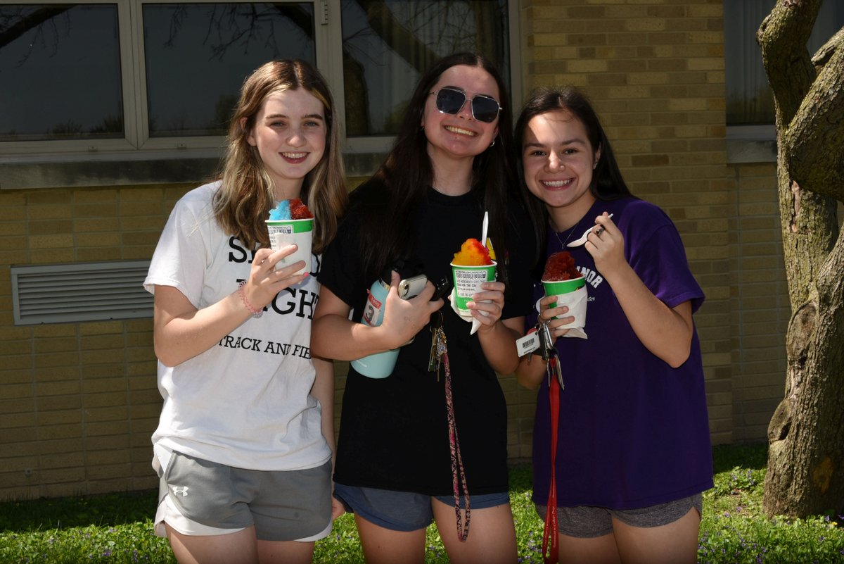 ResurrectionHS's tweet photo. Today is the last day for our seniors! Last Friday we celebrated with a Senior BBQ. Good luck and best wishes to each and every one of your on your future adventures in your college careers and beyond! #RES #RESstudentlife #RESseniors #RESseniors2022 #classof2022 #BanditPride https://t.co/OlTGiNoGT9