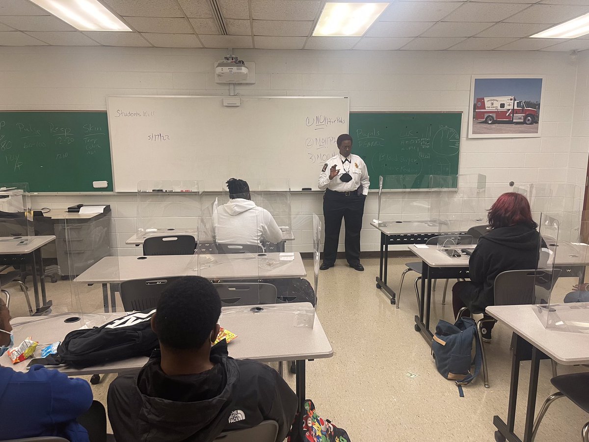 TeAllsbrooks's tweet photo. So excited to have Fire Chief Tina Watkins here today speaking to our EMT babies!  Exciting times ahead!  @mpitremartin @pambell32 @JuliusHamlin @Pburg_Schools https://t.co/3jnNo4e0d9