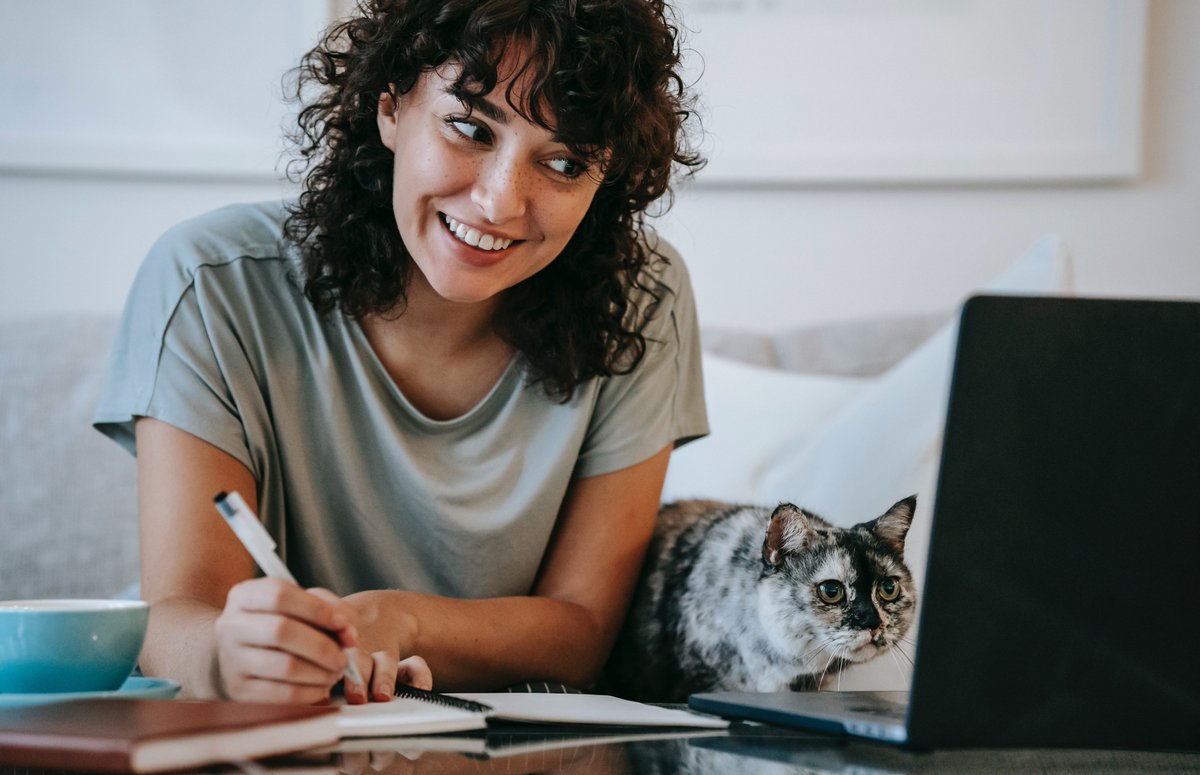 funflavorsbox's tweet photo. Let’s celebrate National Work from Home Day with the top 6 Tips for staying productive while #workingfromhome. Have a designated workspace, Schedule your day and #virtualmeetings, prioritize tasks, avoid distractions, take breaks, eat snacks #funflavorssnacksbox #healthysnacks https://t.co/Y44VxQIxAA
