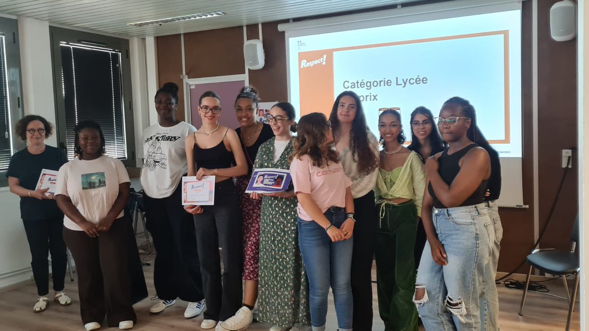 clemicreteil's tweet photo. #17mai Journée mondiale contre les LGBT-phobies, les lauréats du #ConcoursRespect! @AcCreteil étaient réunis salle Samuel Paty au rectorat.
👏🏼 aux élèves des clg M.Renaud #Serris, C.Evora #Montreuil, St-Exupéry #Rosny, des lycées F Joliot-Curie #Dammarie, Léon Blum #Créteil 1/4 https://t.co/0DlRZS8Qrd
