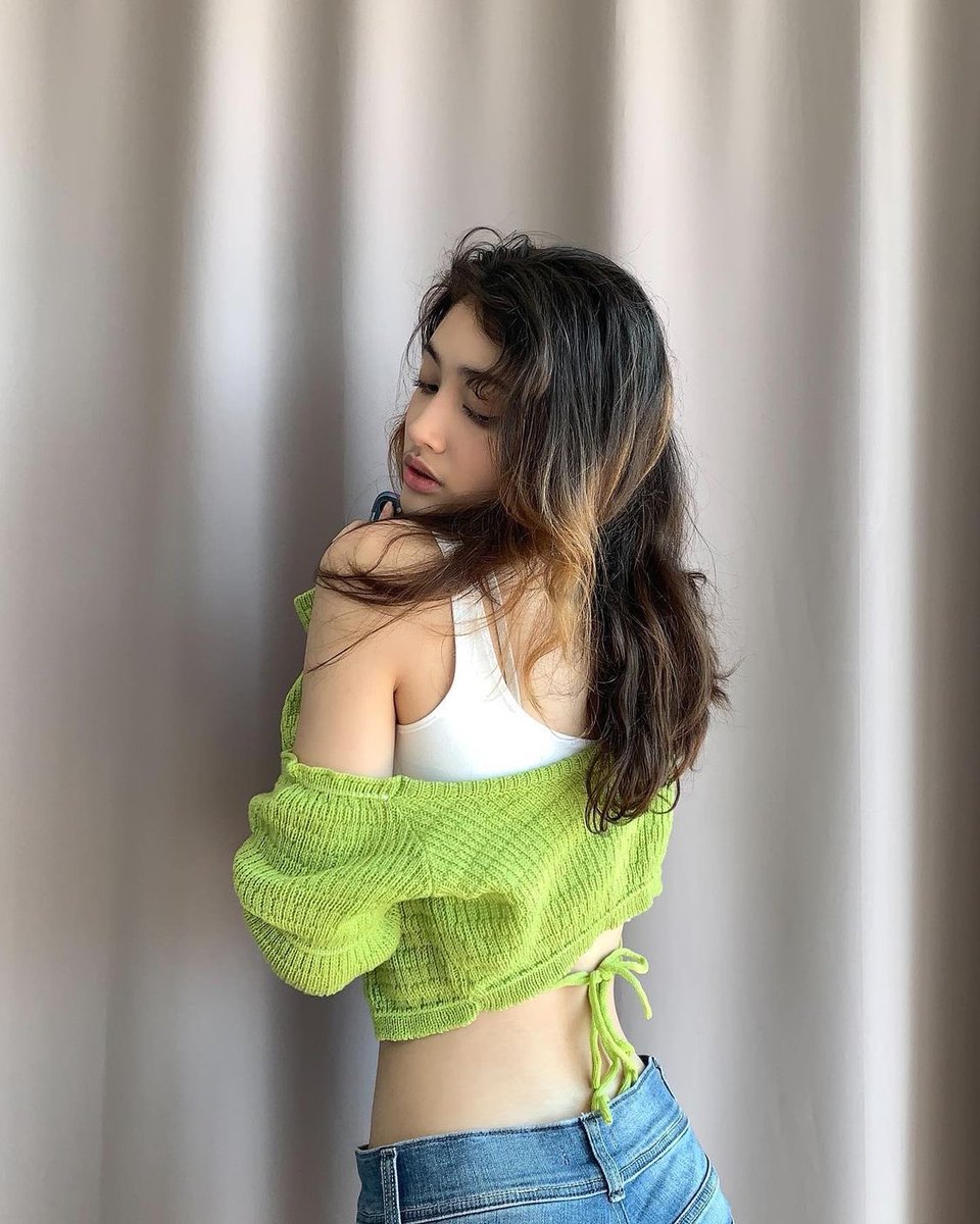 WatchRoseQuartz's tweet photo. [17/05/22] IG : @angiee_rq

weird

#AngieRQ #RoseQuartzComeBack #chittychittybang #SummerPrirbam #RoseQuartz0316 #Rosequartz #tpop https://t.co/EiKuk3Iy5b