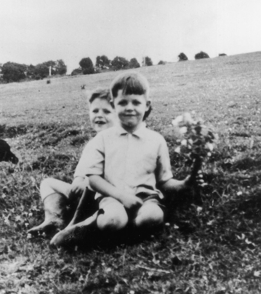 leafharrison's tweet photo. a thread of paul mccartney, but he grows older as you keep scrolling: https://t.co/O7FOJMJudt