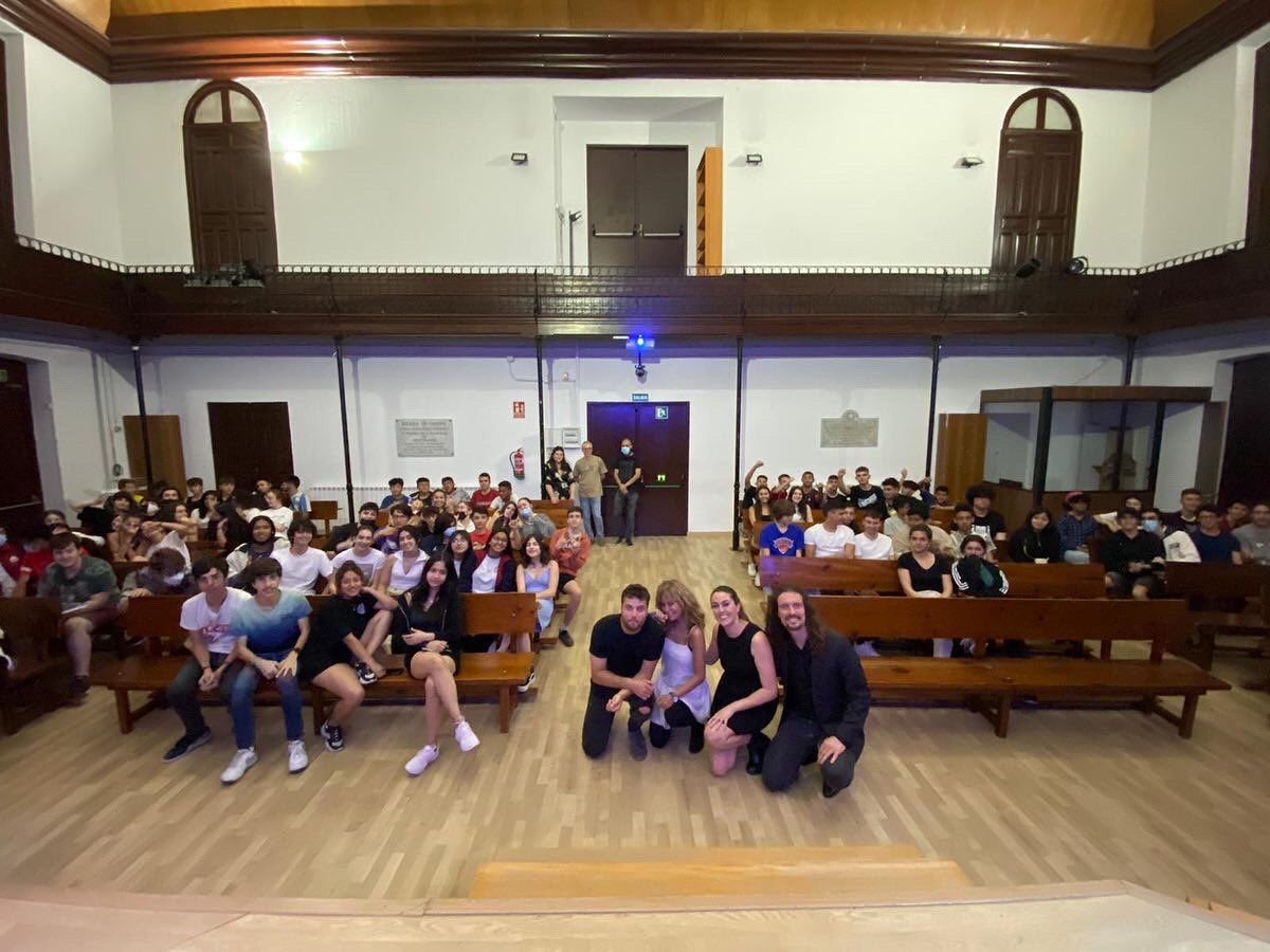 esferaochoprod's tweet photo. Hoy, en el día internacional contra la homofobia, hemos representado “No más besos” en el @colegioelporvenir y hemos podido hablar con los alumnos después sobre los temas de la obra.
¡Gracias por apostar por nuestra historia en este día tan importante! 🎭🤍 https://t.co/gY9LTHFguP