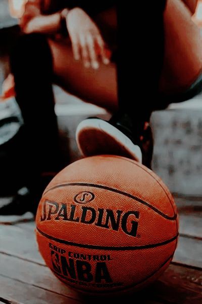 ravenabooks's tweet photo. ele é um bad boy sarcástico que adora uma boa fofoca, não tem a masculinidade frágil, não perde a oportunidade de dançar e é cadelinha da melhor amiga/crush... e ela é uma bailarina cheia de traumas e dependência emocional, muito teimosa, inteligente e atrevida. https://t.co/InwTU18hA8