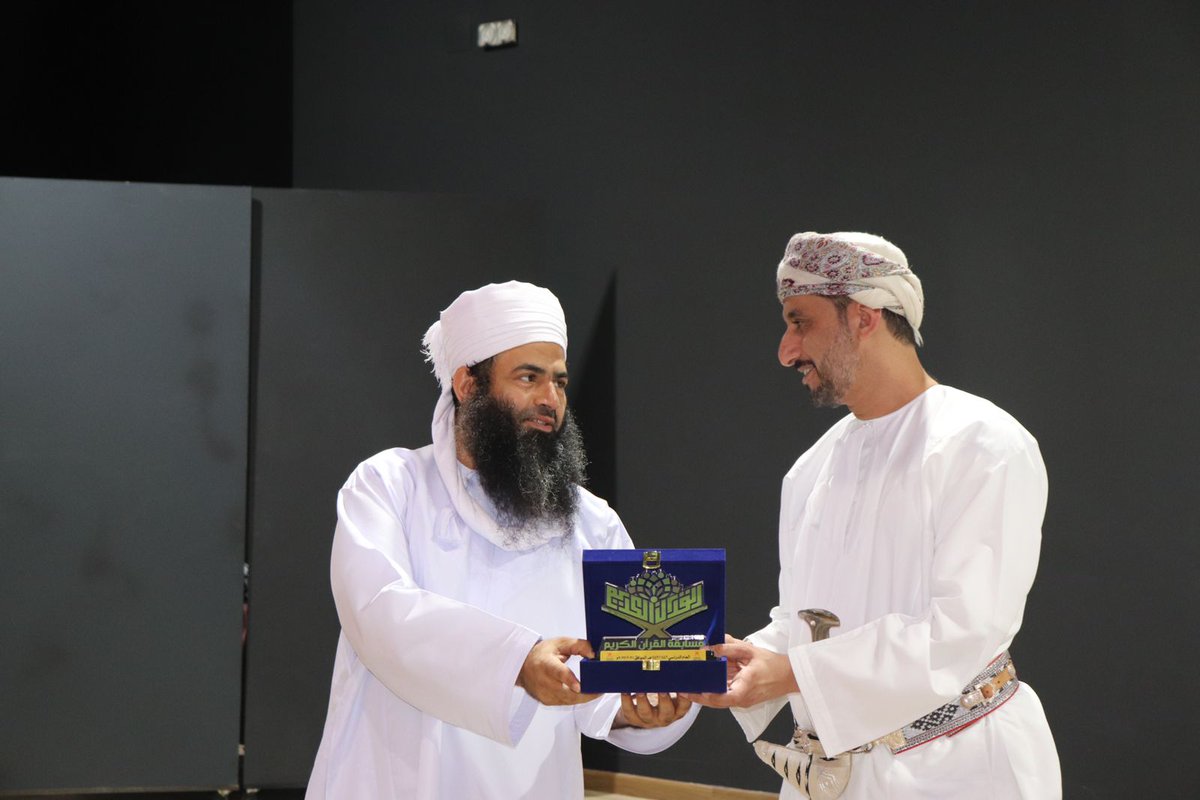 rattel_quran's tweet photo. برعاية سعادة محمد بن سليمان الكندي(نائب محافظ مسقط) @mshalkindi
كرمت
#تعليمية_محافظة_مسقط @mct_edu
#الجمعية_العمانية_للعناية_بالقرآن_الكريم
 لدورهافي تحكيم مسابقة القرآن ب #وزارة_التربية_والتعليم

مثل الجمعية عضو مجلس الإدارة السيد د. أحمد البوسعيدي.

#فعاليات_تعليمية_مسقط
#رتويت https://t.co/tEUNLhLeCm