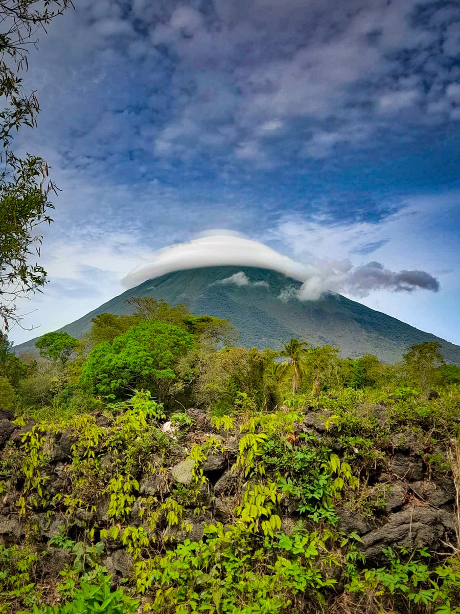 amamosanic's tweet photo. Isla de Ometepe | #Nicaragua https://t.co/Y3J3zVtrCX