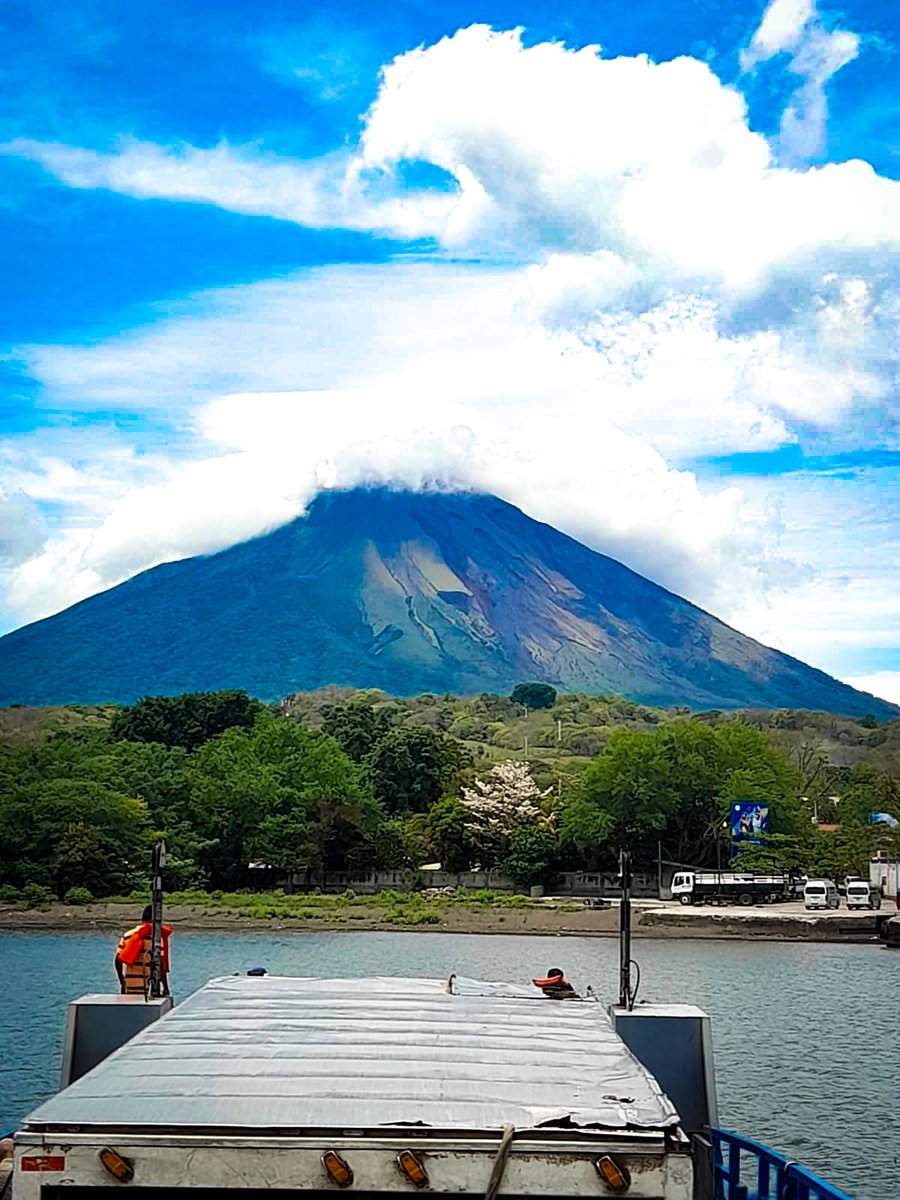 amamosanic's tweet photo. Isla de Ometepe | #Nicaragua https://t.co/Y3J3zVtrCX