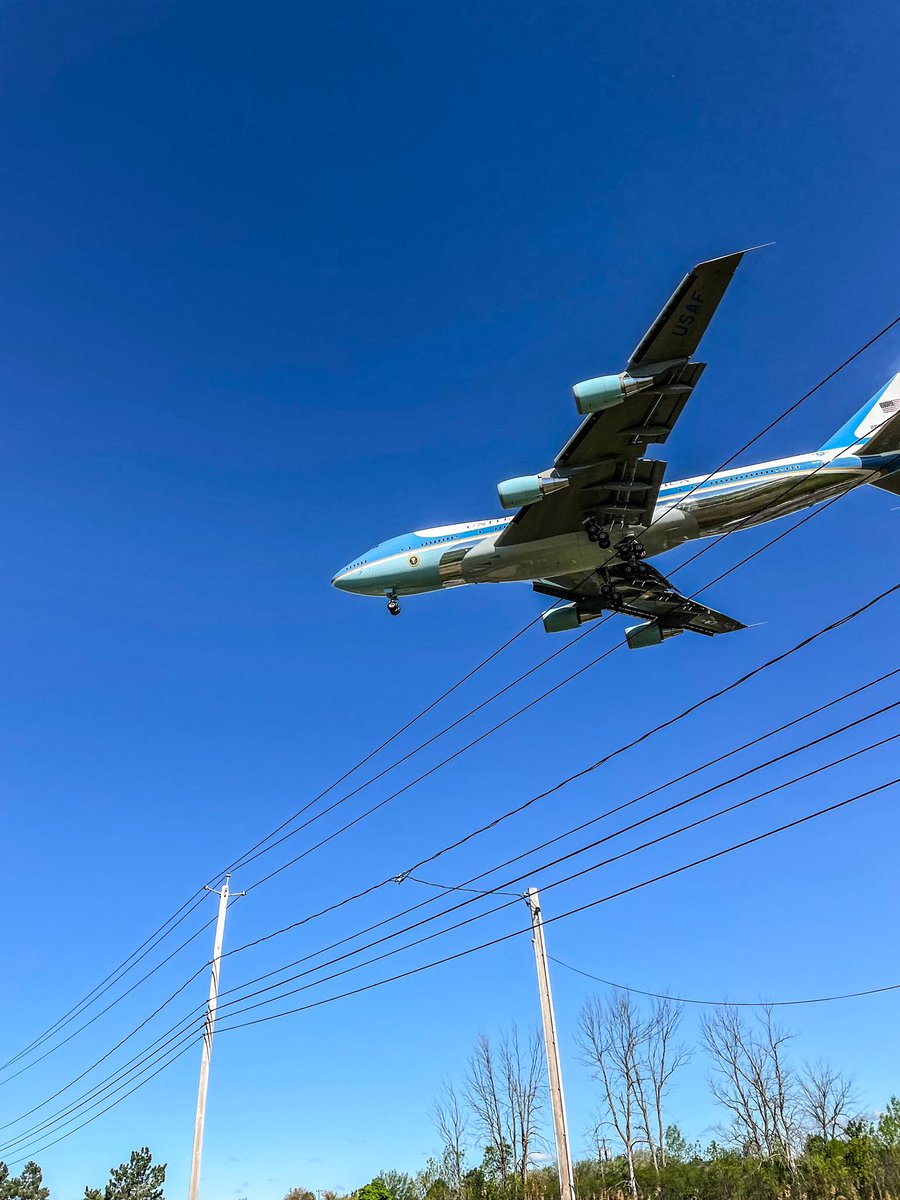 No matter what side of the aisle you lean, it’s pretty cool to see Air Force One in person. 🇺🇸