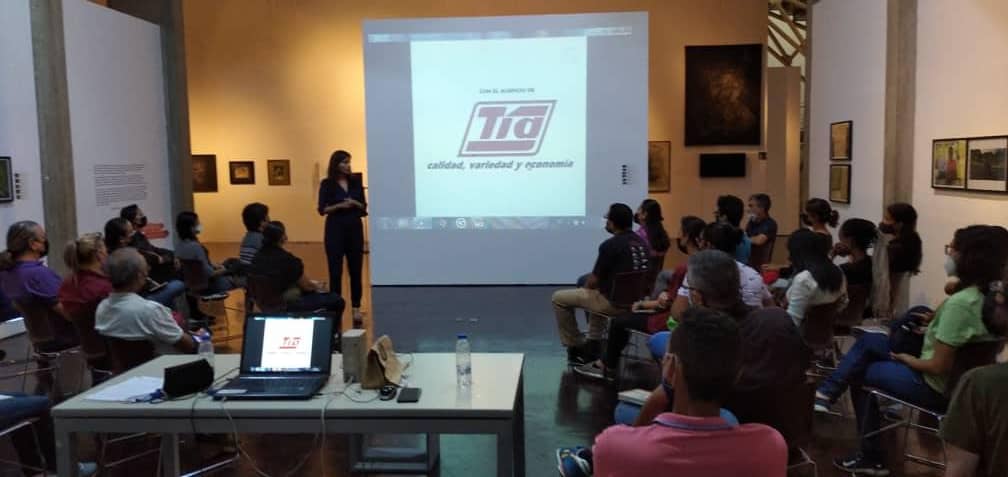 ICOMVenezuela's tweet photo. Johan Rojas, museólogo y miembro del ICOM-Venezuela, realiza en la GAN el taller La atención del servidor público en museos; junto a la jefa de educación de la GAN, Yoneida Molina
#ICOMVenezuela #icomofficiel #icomdefine #DIM2022 #ElPoderDeLosMuseos #SemanaDeMuseos https://t.co/oawV2mJ4eB
