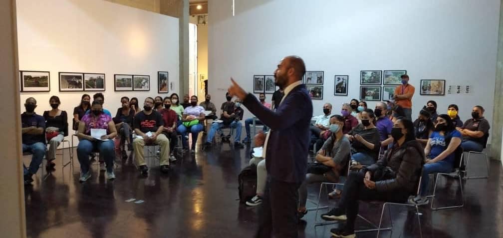 ICOMVenezuela's tweet photo. Johan Rojas, museólogo y miembro del ICOM-Venezuela, realiza en la GAN el taller La atención del servidor público en museos; junto a la jefa de educación de la GAN, Yoneida Molina
#ICOMVenezuela #icomofficiel #icomdefine #DIM2022 #ElPoderDeLosMuseos #SemanaDeMuseos https://t.co/oawV2mJ4eB
