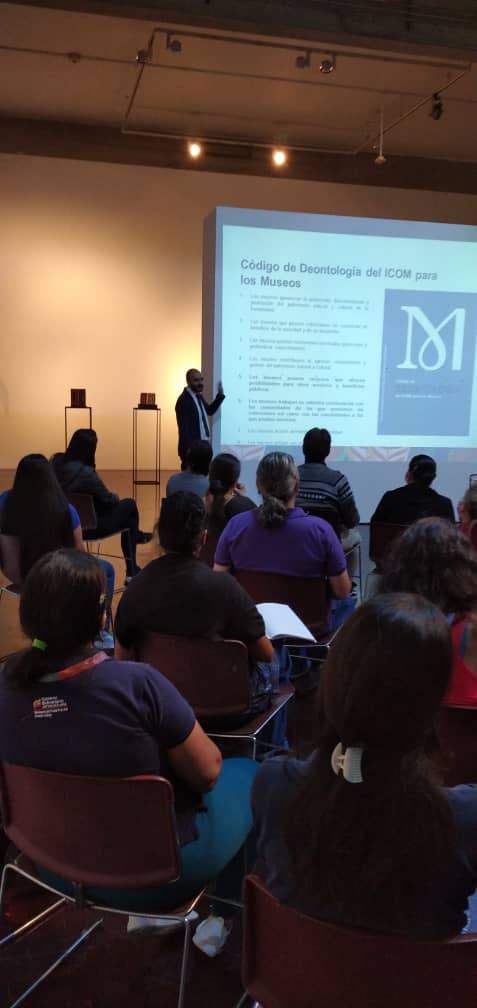 ICOMVenezuela's tweet photo. Johan Rojas, museólogo y miembro del ICOM-Venezuela, realiza en la GAN el taller La atención del servidor público en museos; junto a la jefa de educación de la GAN, Yoneida Molina
#ICOMVenezuela #icomofficiel #icomdefine #DIM2022 #ElPoderDeLosMuseos #SemanaDeMuseos https://t.co/oawV2mJ4eB