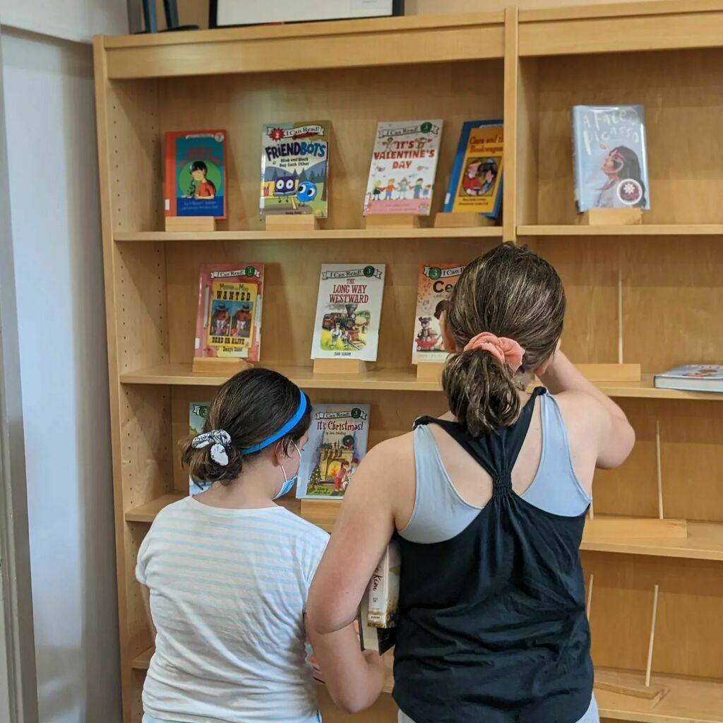 LibraryPoco's tweet image. These two are among the more avid readers, and have tasked themselves with creating a display with all of the new books. instagr.am/p/Cdqli3hubZh/