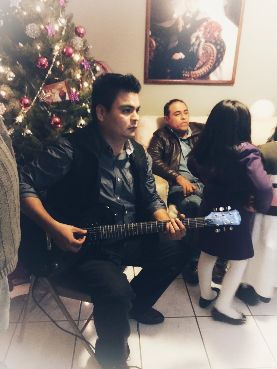 narcesita's tweet photo. A Álex le gustaba tocar la guitarra. Tenía excelente oído musical, con solo unos cuantos tonos sabía que canción era. Aún me decepciono poquito cuando le pregunto a alguien sobre una canción y me contesta que no sabe. 
#fuckcancer #sarcomasucks #celebrandotuvida #AlexTeam https://t.co/d2MWHtQrnb