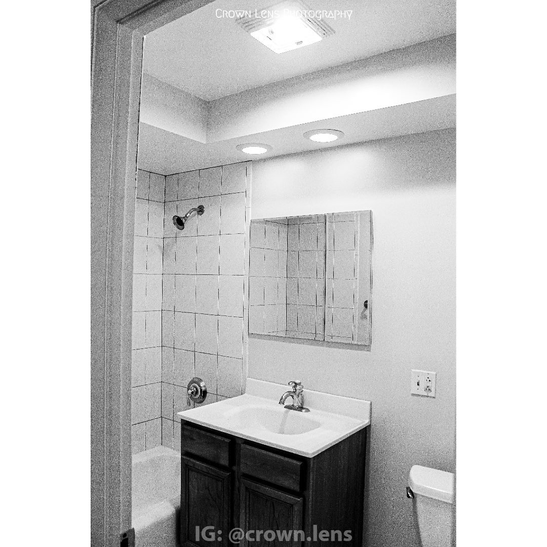 Room 403 🤍🖤

#crownlens #crownlensphotography #illinois #photography #photographer #realestatephotography #realestatephoto #dlsr #photography #twitter #newpost #foryou #lightoom #lightroomedits #canonphotography #canon