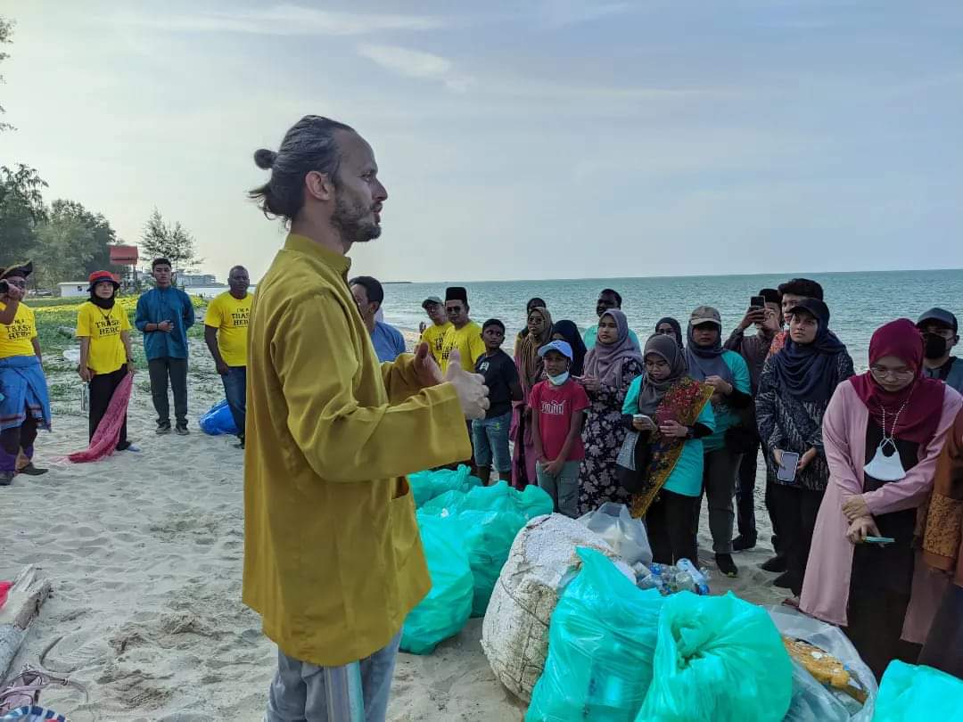 TrashHero's tweet photo. Sepanjang tempoh 3 hari, kami belajar tentang aktiviti dan projek Trash Hero dari @TrashHeroWorld Kami juga belajar tentang #zerowaste atau #sisasifar dari rakan-rakan #trashhero yang lain.
Dan juga cara untuk membuat audit jenama.
#brandaudit #thfm #thfm2022 #trashherofamily https://t.co/k0xEkLyCYs