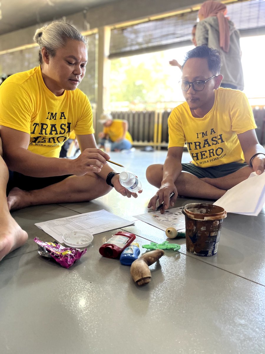 TrashHero's tweet photo. Sepanjang tempoh 3 hari, kami belajar tentang aktiviti dan projek Trash Hero dari @TrashHeroWorld Kami juga belajar tentang #zerowaste atau #sisasifar dari rakan-rakan #trashhero yang lain.
Dan juga cara untuk membuat audit jenama.
#brandaudit #thfm #thfm2022 #trashherofamily https://t.co/k0xEkLyCYs