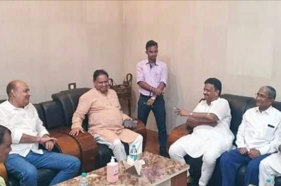 Humayunjup's tweet photo. আজ বহরমপুর সার্কিট হাউসে রাজ্য সরকারের ভারপ্রাপ্ত মন্ত্রী @FirhadHakim (ববি দা) ও @PulakRoyAITC মহাশয়ের সাথে সৌজন্যমূলক সাক্ষাৎ ও গুরুত্বপূর্ণ আলোচনায়।

#CircuitHouse #berhampore
#FirhadHakim #PulakRoy https://t.co/zsfeeRG7tO