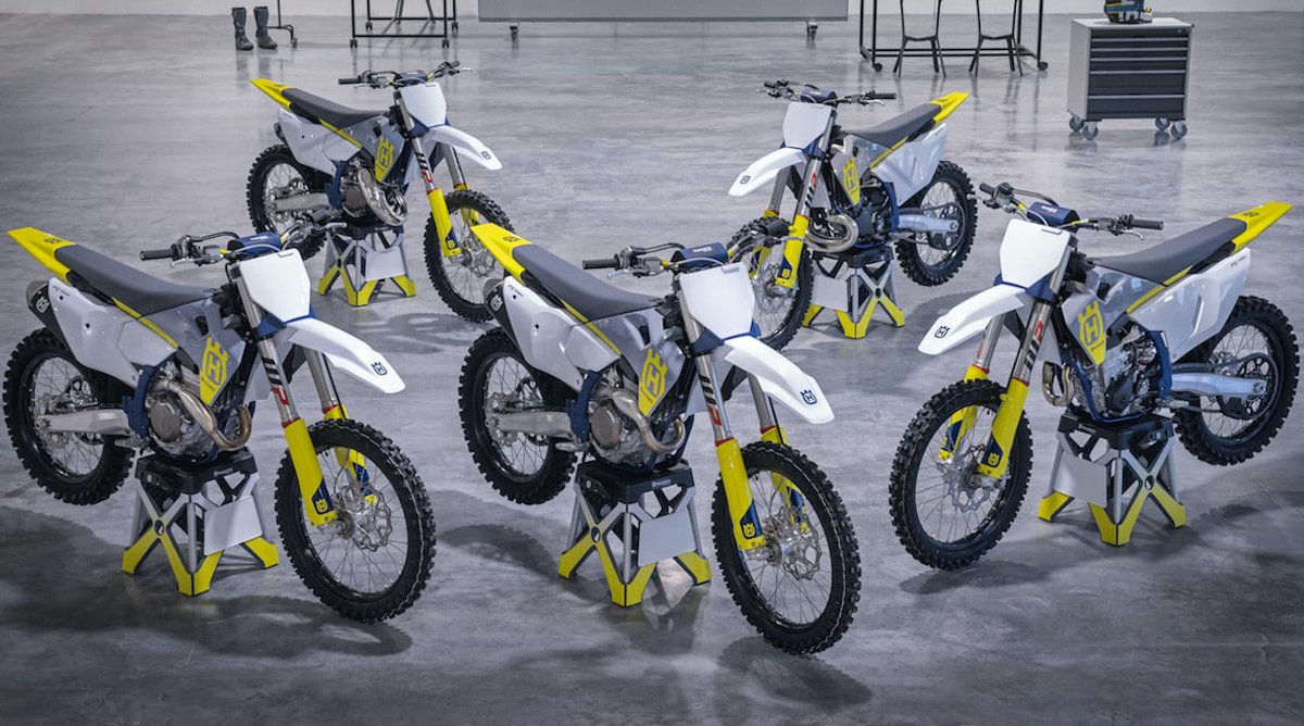 MotocrossNews's tweet photo. FIRST LOOK! 2023 HUSQVARNA TWO-STROKE &amp; FOUR STROKE LINEUP https://t.co/y3DZjNt8eZ https://t.co/A18PEXKeq3