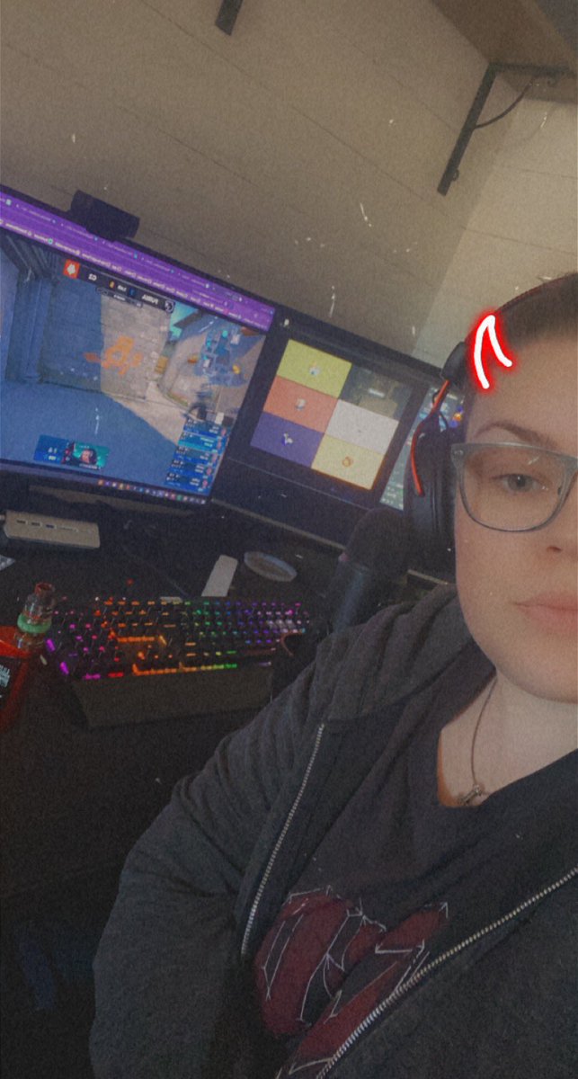 jhulnaa's tweet photo. Csgo major med kompisar på discord när man inte orkar vara allt för social. Måste ju kolla lite när det är @slop3 och @drayswe på skärmen #esportstudion https://t.co/dkY4ynA1Hx