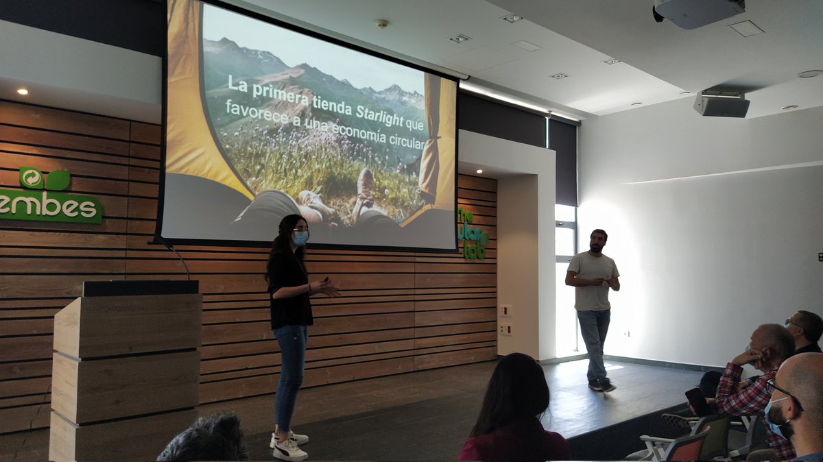 JGarciaBarrasa's tweet photo. Hoy, coincidiendo con el #DiaMundialDelReciclaje, en @TheCircularLab celebramos 5 años de innovación, trabajo y colaboración para hacer una auténtica #economiacircular de los envases. Felicidades! 🎂 https://t.co/3oV9LTJd8S