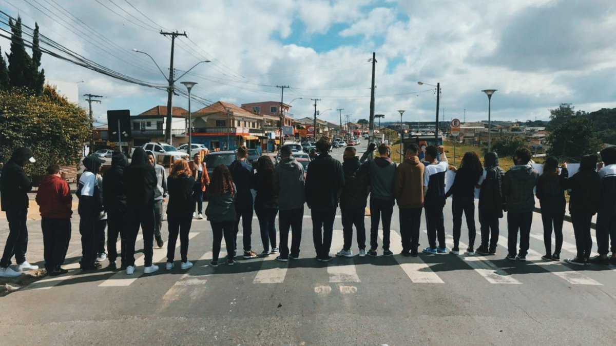 appsindicato's tweet photo. Não passa UMA semana sem novos protestos contra a tragédia pedagógica da terceirização dos cursos técnicos para a Unicesumar.
Hoje foi dia dos(as) estudantes do Colégio Estadual Profª Edimar Wright pararem o trânsito de Almirante Tamandaré.
#ForaUnicesumar! https://t.co/UVvdcZScLC