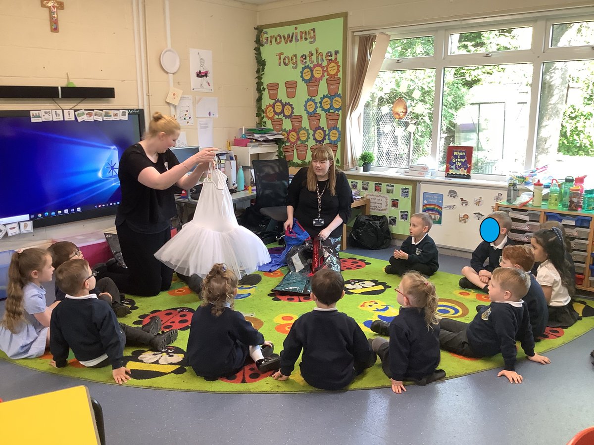 LittleStFrancis's tweet photo. Nursery had a lovely visit from Miss Peters this morning who came to tell us all about being a Dance Teacher. We got to learn some ballet steps and looked at some of her beautiful costumes! #WhatisGodCallingYouToBe #MyVocation #VocationWeek
@BCPP__ @BhamDES @RCBirmingham https://t.co/IgSqklABL5