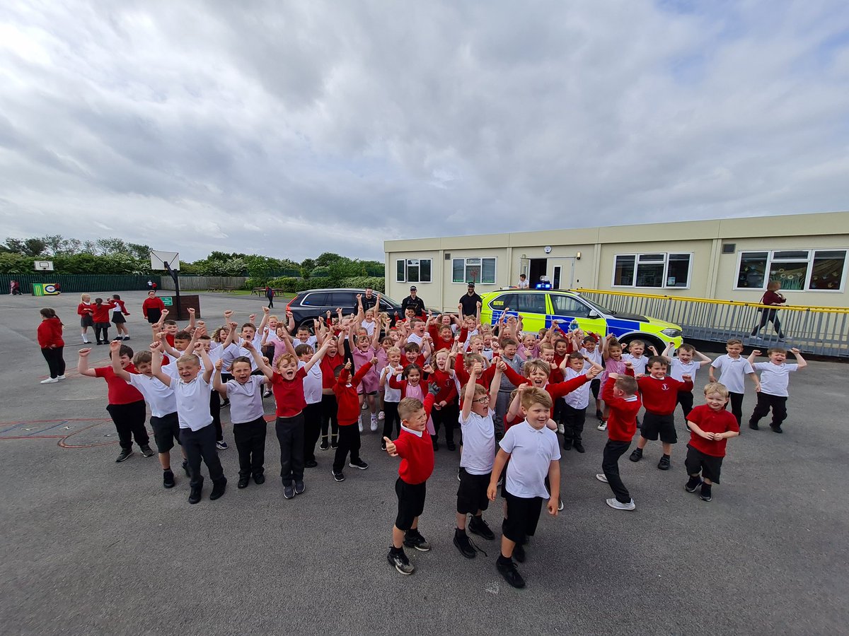 LeasowePrimary's tweet photo. Our EYFS and KS1 class enjoyed a surprise visit from @MerseyPolice this morning! We had ALOT of very excited children 🥰

#loveleasoweprimary
#theskyisthelimit https://t.co/GQKaSaxkFO
