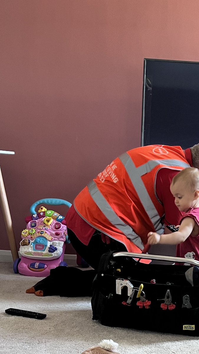 JessicaRoseAnn's tweet photo. So I had @virginmedia installed today by the super helpful and patient Kieran he also had a little helper. My daughter who was obsessed with the tool box 😅🤗 #virginmedia #virginmediatelevision #littlehelper https://t.co/UUVrTxHA9D