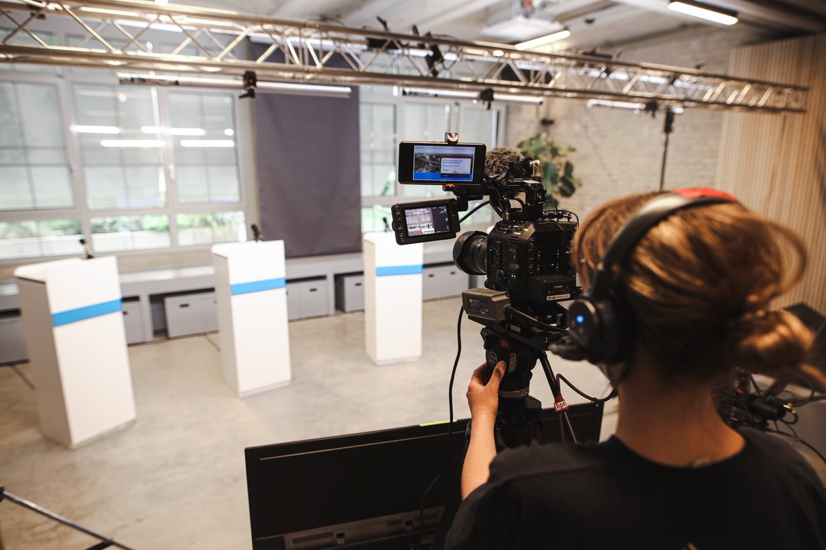 degesberlin's tweet photo. Hinter den Kulissen ist alles bereit für unsere Online-#Infoveranstaltung zum Ersatzneubau #WissellBruecke! 🎬 Wir freuen uns auf Sie und sind gespannt auf Ihre Fragen. https://t.co/mcQkycZ5vl https://t.co/qUPWxpXB6r