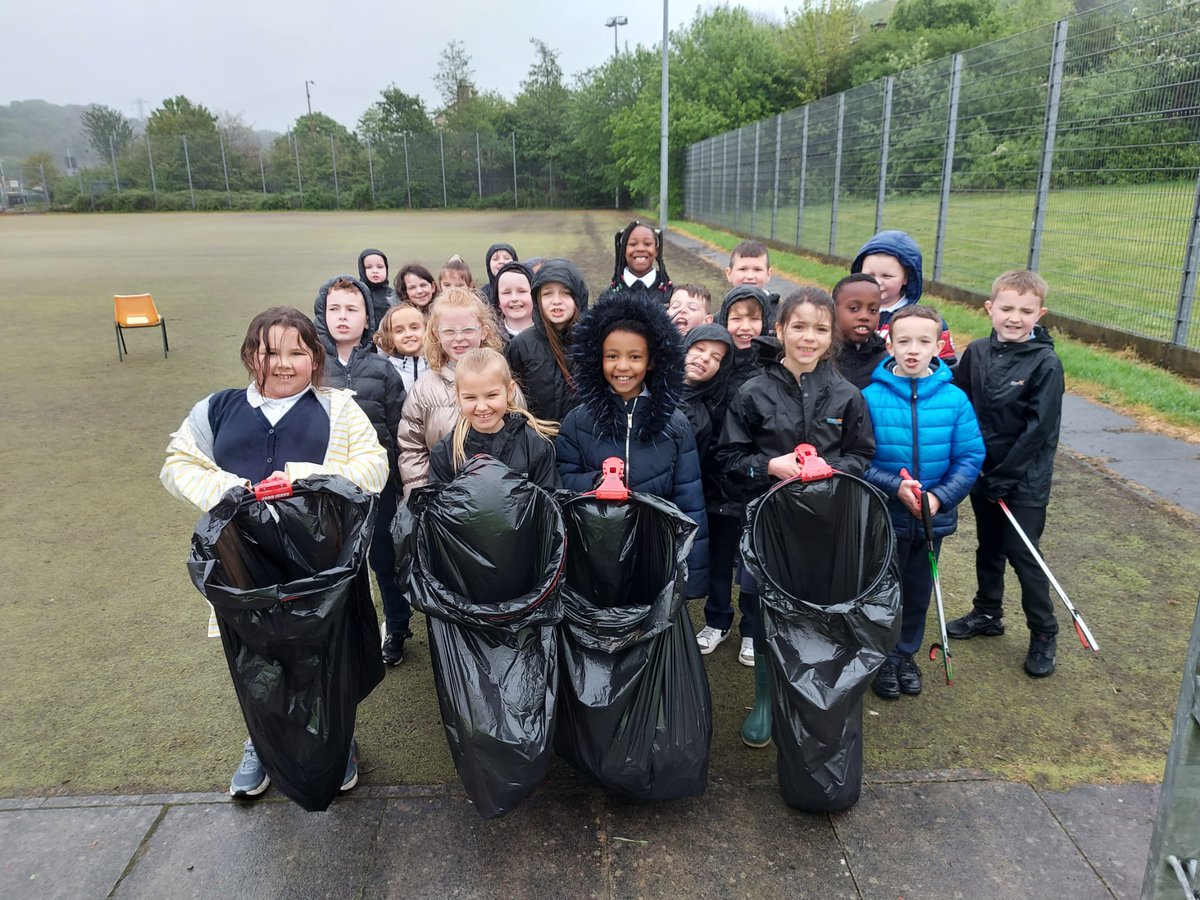 Well done to these pupils who did their bit to keep Drumchapel tidy 👏🏼 <a href="/DrumchapelTidy/">Keep Drumchapel Tidy</a> @KSBScotland #healthweek
