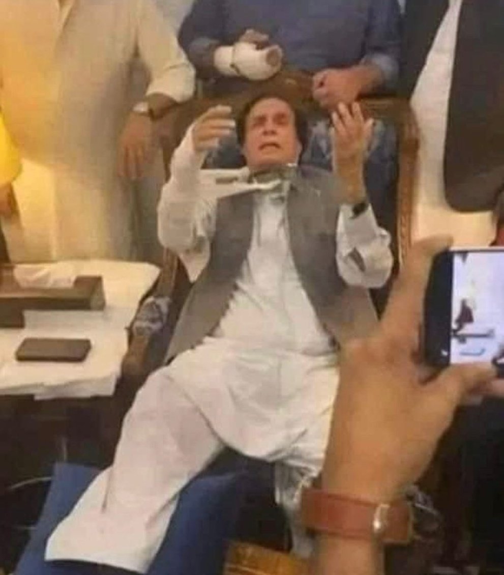 its_not_Shoaib's tweet photo. جنے چودھری نو ستایا۔۔۔اونے فیر پنجاب نئی رکشہ ای چلا��ا😂😂
#UsmanBuzdar 
#امپورٹڈ__حکومت__منظور 
#HamzaShehbaz https://t.co/I87hw5IVHX