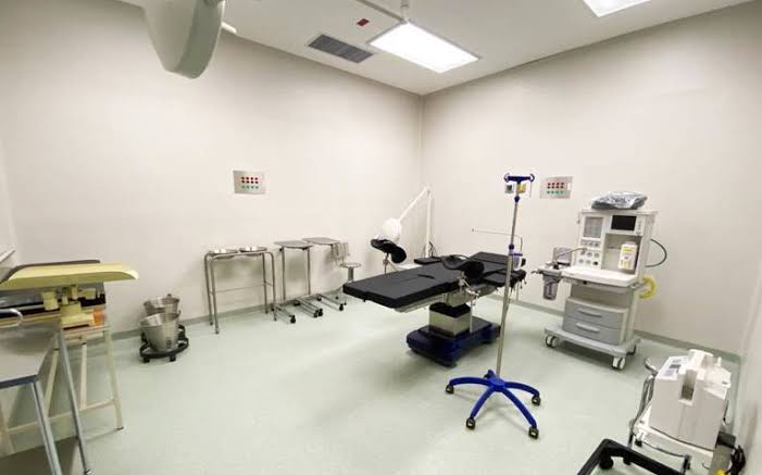 Lau_AFrank's tweet photo. Hace un año el INSABI abrió el hospital de Tlacoapa en la Montaña Guerrero pero solo atiende servicios básicos porque los médicos especialistas no quieren sacrificar su comodidad. Este hospital la espera Ana Ceci, demuestrele a México que su vocación no es de dientes para afuera https://t.co/TmySoSOkq2