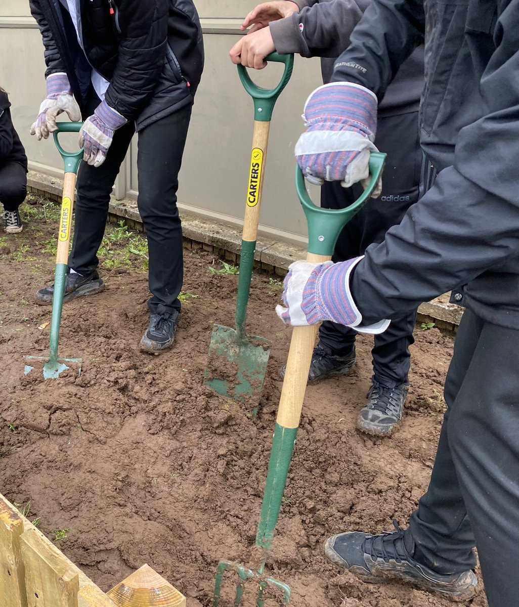 S2 pupils started work on their war memorial garden today for part of their <a href="/HHAwardScot/">HeritageHeroAwards</a>! Great work from all involved 🥾🍃⛅️🪵🍂 <a href="/eaclost/">Learning Outdoors Support Team 🌍🌳🌲🪴🐚❄️🌊⛰⛺️</a>