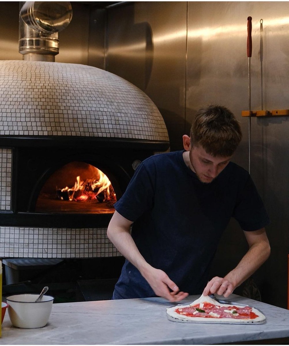 The virtuous circle of eating a delicious Margherita pizza at <a href="/Honest_Crust/">HCSourdoughPizza</a> <a href="/Picturedromemac/">PicturedromeMacc</a> while simultaneously supporting local families' emotional wellbeing. 25p from the sale of each of these unfeasibly tasty pizzas is kindly donated to Smile. How wonderful :) 🍕