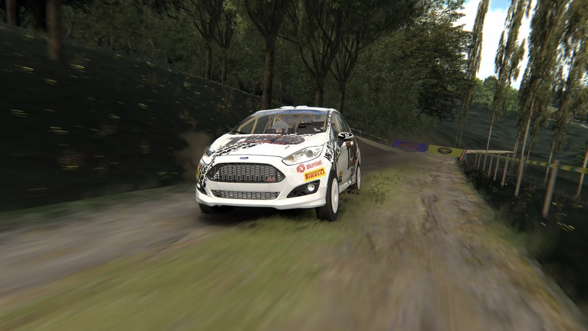 Coche muy conocido en el mundo de los rallys gallegos jejej . 
Ford Fiesta N5
Ford Fiesta R2