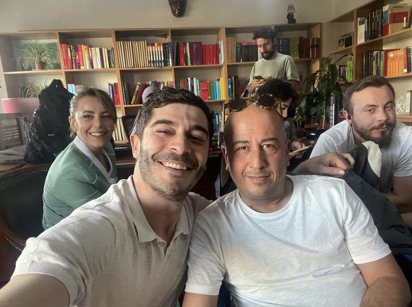 BurakDenizArab's tweet photo. جديد النجم بوراك دينيز في زيارة لأصدقائه آردا ساريغون و ايمره سفر في موقع تصوير مسلسل طب��ب القرية
#BurakDeniz https://t.co/lUM65tpDNo