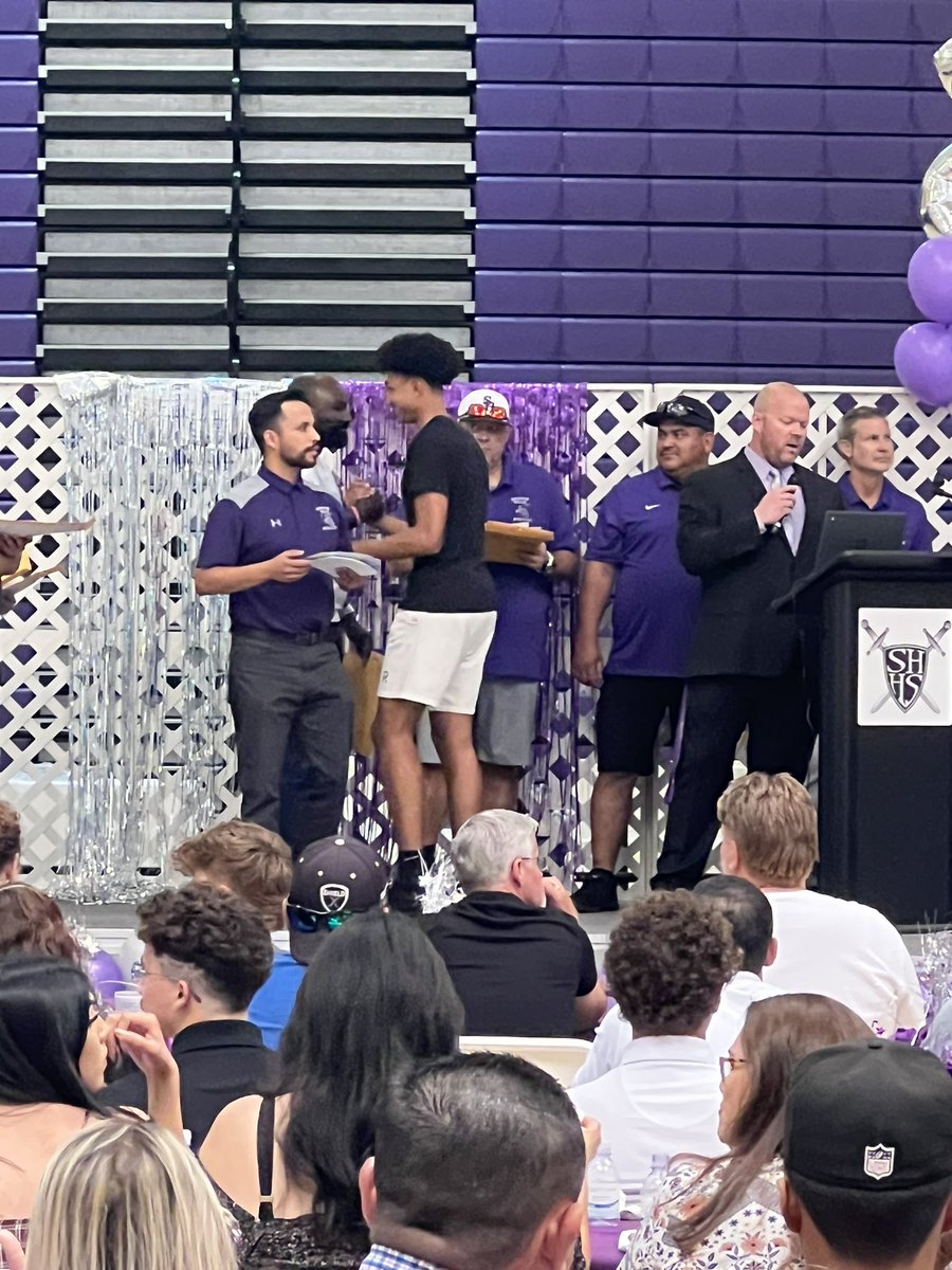 wjcarter30's tweet photo. @chris_carter02  received 3 awards 4.0+ Athlete, Dual Sports Athlete, First Team All League 2x, MVP. Man Beyond Proud of this kid!!Not to mention DEL High Jump Champ last year, and 2nd Place High Jump for DEL This Year. https://t.co/gZ0FtItEwk