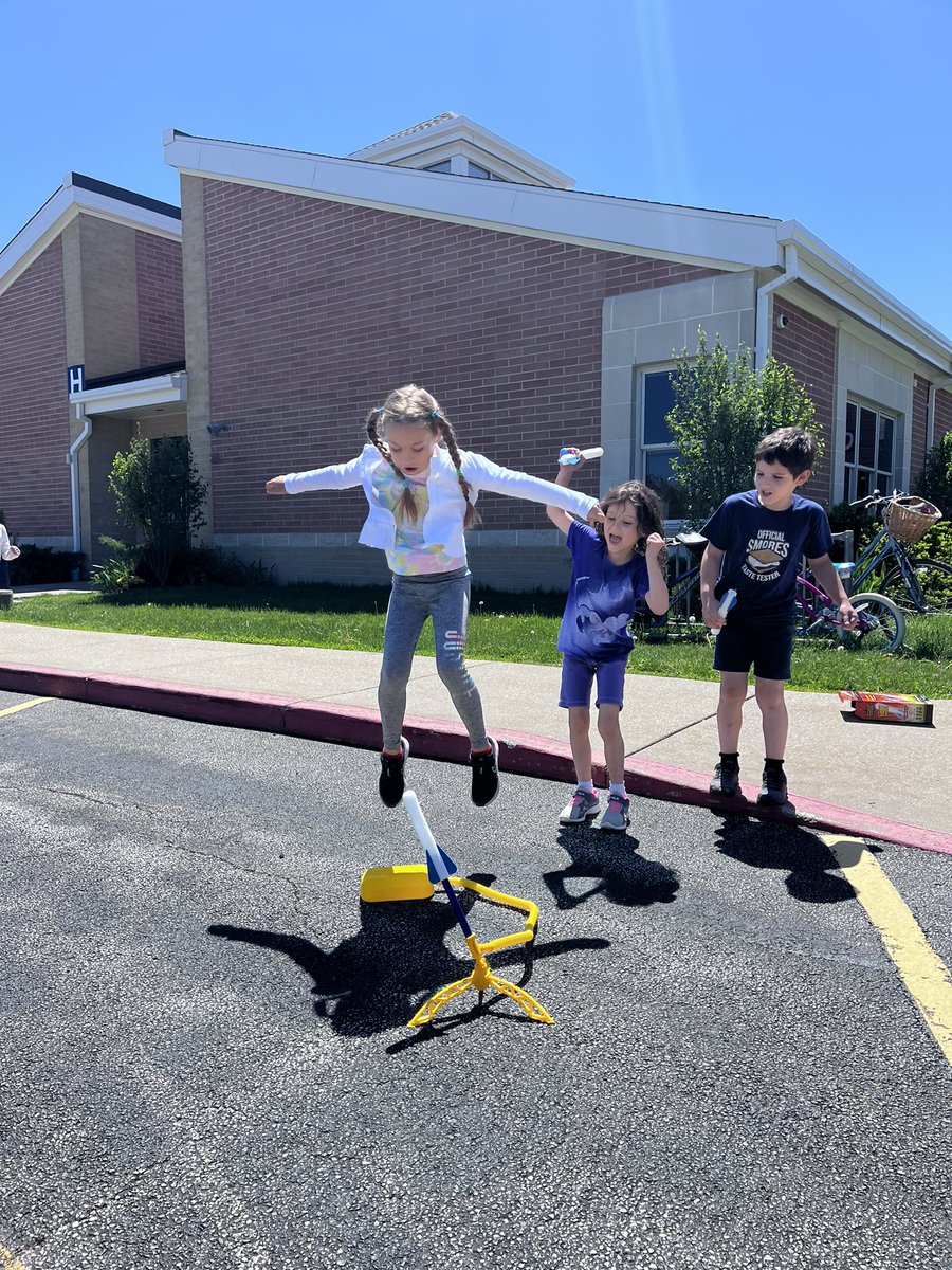 MrsClementsC11's tweet photo. Perfect day for some stomp rocket science 🚀 https://t.co/MoToPr7j0F