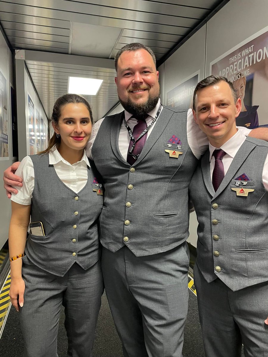_ONEDELTA_'s tweet photo. Triple #FlyingD crew looking sharp! @Delta #FlightAttendants https://t.co/x9V0WK8ugF