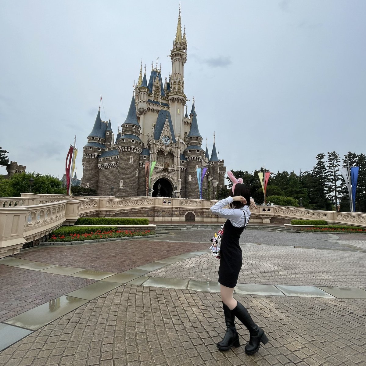 __D_KANA's tweet photo. 雨上がりに城前行ったらこの人のいなささ最高すぎん？ https://t.co/q79VofoW3W