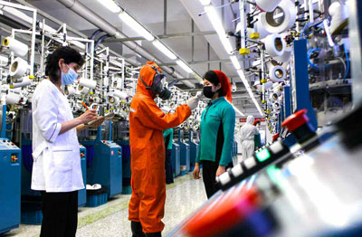 We are further strengthening our quarantine project to meet the needs of the maximum emergency quarantine system.

-At the Pyongyang socks factory-