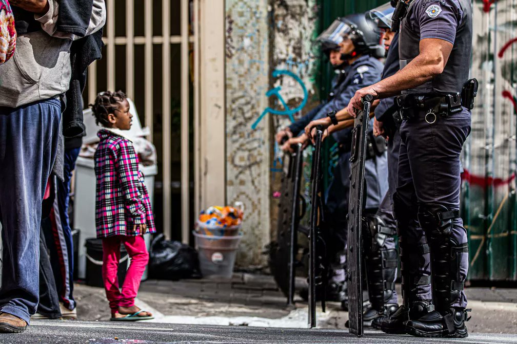 g1's tweet photo. Às vésperas de previsão de frio intenso, famílias são despejadas de ocupação em prédio na Rua Augusta, no Centro de SP ==> https://t.co/l5jWbxxMxv #g1 https://t.co/ohBjPjWa2C