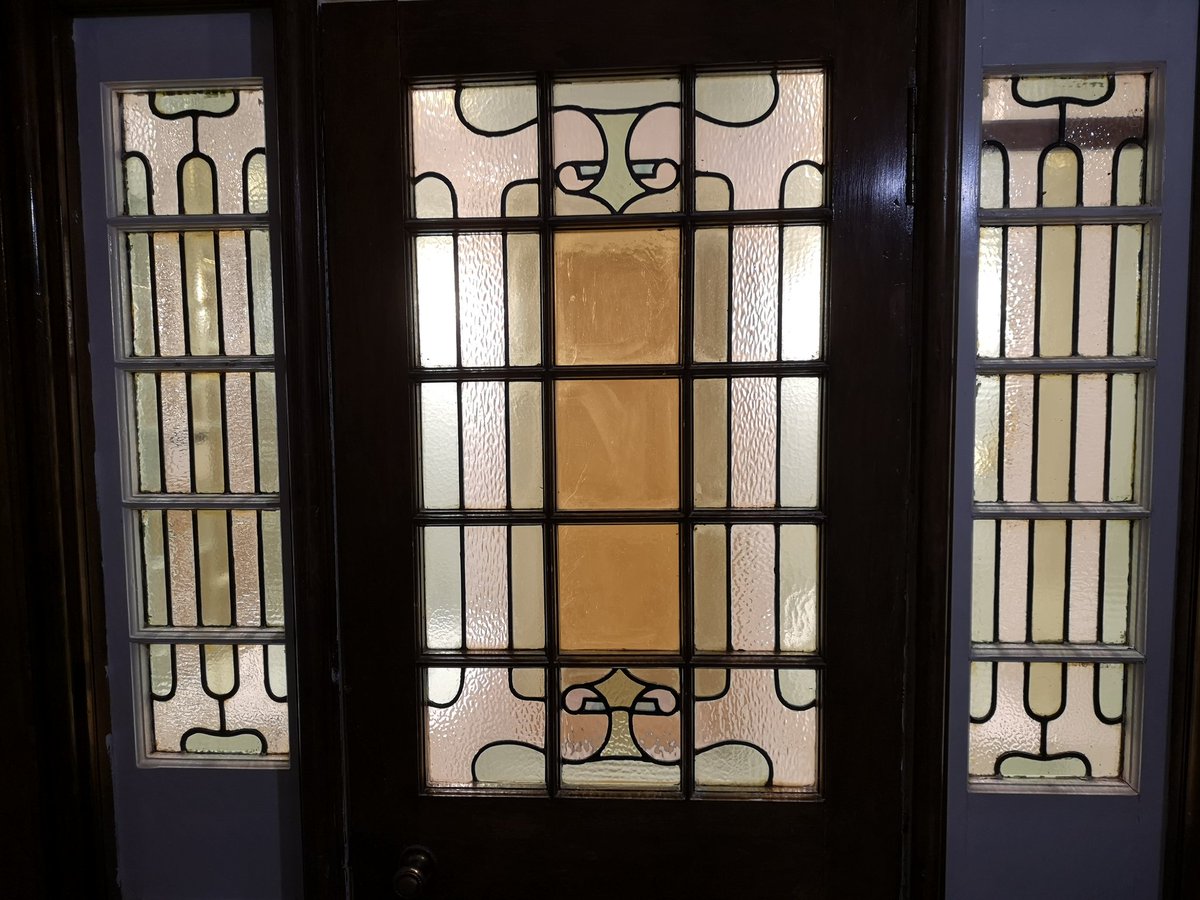 rdwglass's tweet photo. Impressive bullions and leaded glass in this early 20th century #Dumbreck home. Repaired and re leaded sections. #Glasgow #stainedglass #scotland https://t.co/JfkFrVGUqX