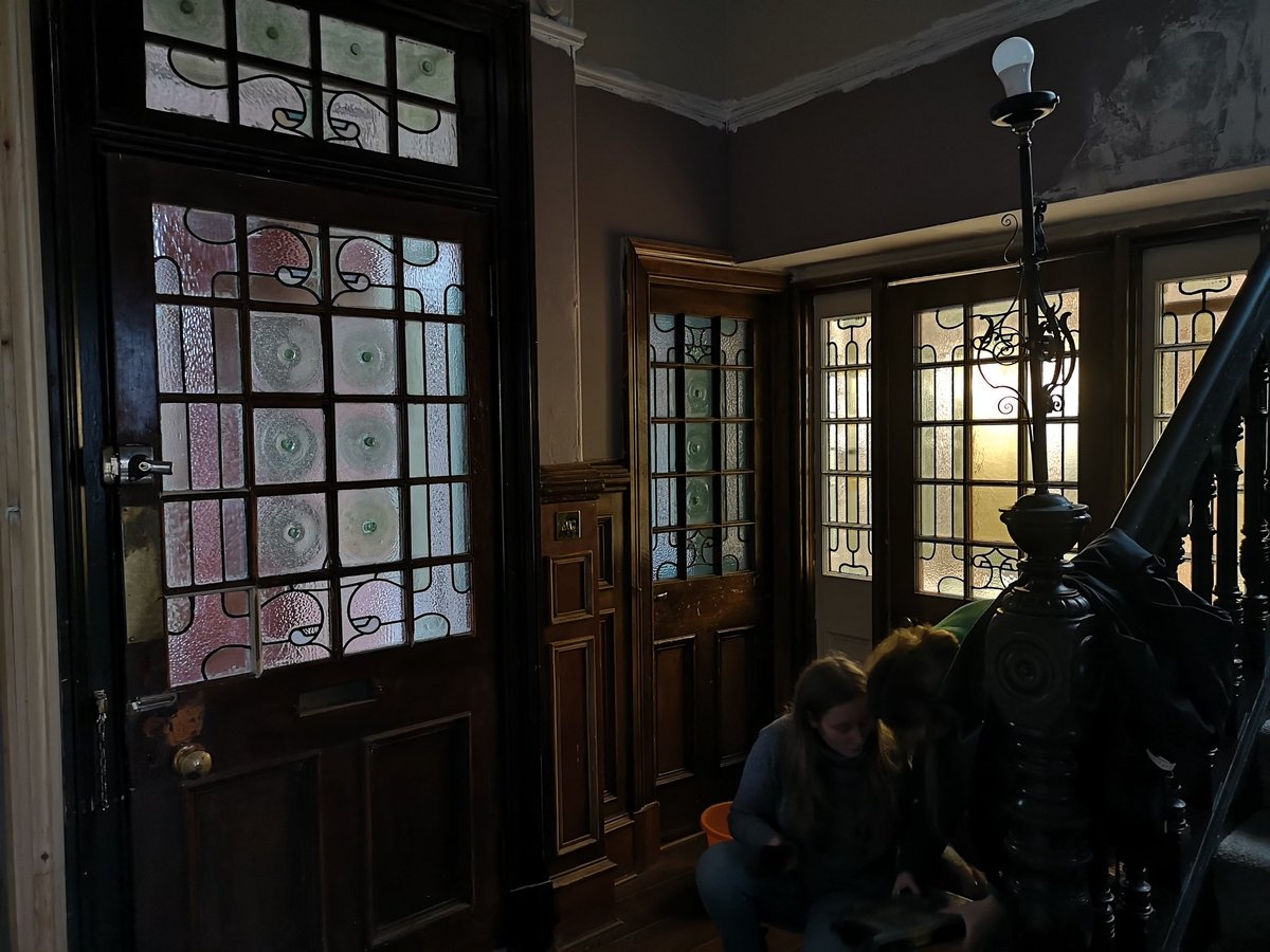 rdwglass's tweet photo. Impressive bullions and leaded glass in this early 20th century #Dumbreck home. Repaired and re leaded sections. #Glasgow #stainedglass #scotland https://t.co/JfkFrVGUqX