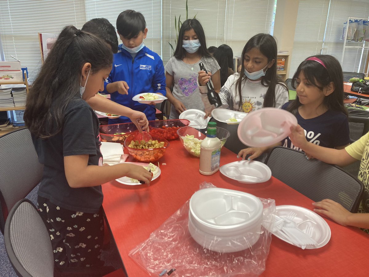 BrendaWinters18's tweet photo. @ our @NISDWWT COMMUNITY EVENT, WE Celebrated the last day of this year’s Green Team by feasting on our school-grown salad! #eatingwhatwegrow. #funinthegarden #learningcollaborativegardening  with:  @Diana_IGuerra @jessicagkelley @CPWWTECSE @LizetteWWTECC @SollarsAmalia https://t.co/wHcXw2p2pb