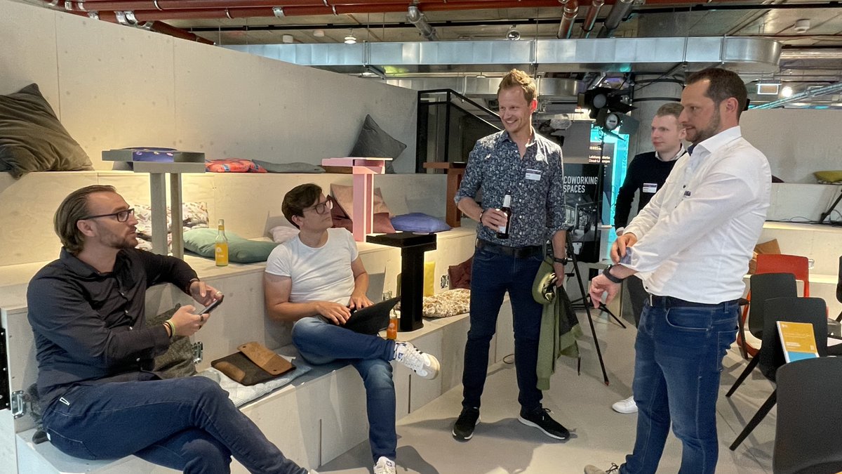 ConnectChannel_'s tweet photo. #ICTCHANNELonTour in #Berlin: Um 19:00 Uhr startet der #LiveBarTalk zum Thema #SystemhausWorkgroups. 
 
➡️ Zum Livestream: https://t.co/fNCzZX8db9

Mit freundlicher Unterstützung von @enreach_de @GDATA @ionos_de @RingCentralDE @sophos_info https://t.co/Ihb3Bo8uyJ