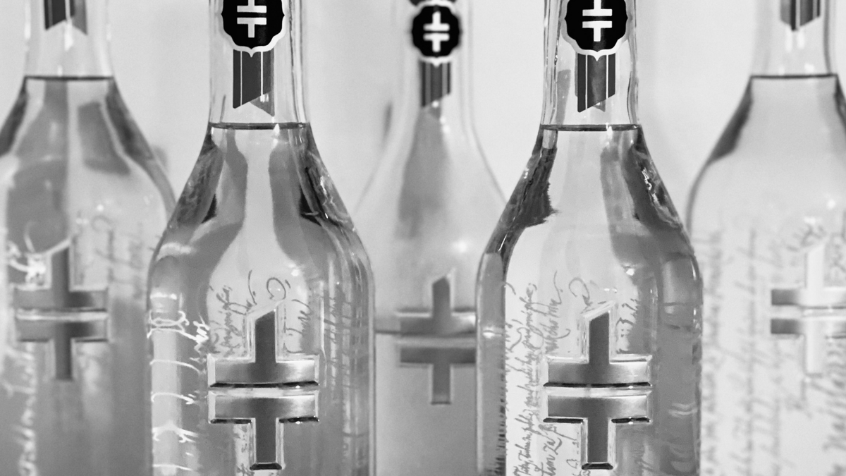 Pro Tip - We're more than halfway through May, so it's time to check your home bar &amp; restock #DoubleCrossVodka 🍸 

Use the Location Finder feature on doublecrossvodka.com to locate Double Cross in a store near you or shop online using @Drizly or <a href="/ReserveBar/">ReserveBar</a> 🛍️