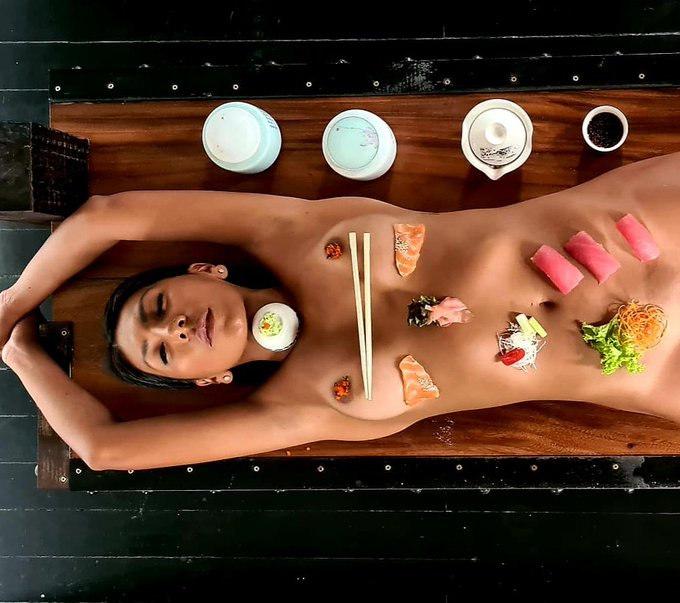 Diego adora cos&igrave; tanto il sushi che gli ho fatto una sorpresa! Non era il suo compleanno, non festeggiavamo<a href="/tag/sushi"class="tags"><span>#sushi</span></a><a href="/tag/photo"class="tags"><span>#photo</span></a><a href="/tag/peruviangirl"class="tags"><span>#peruviangirl</span></a>